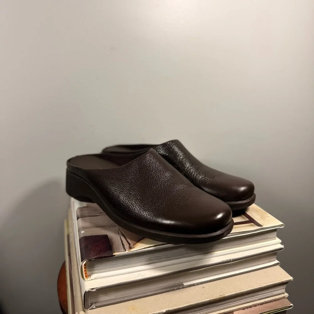 Easy Spirit Women’s Size 8 Brown Leather Slip-On Shoes
